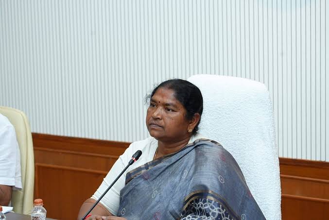 కేసీఆర్ ఫామ్హౌస్ రాజకీయాలపై సీతక్క ఫైర్