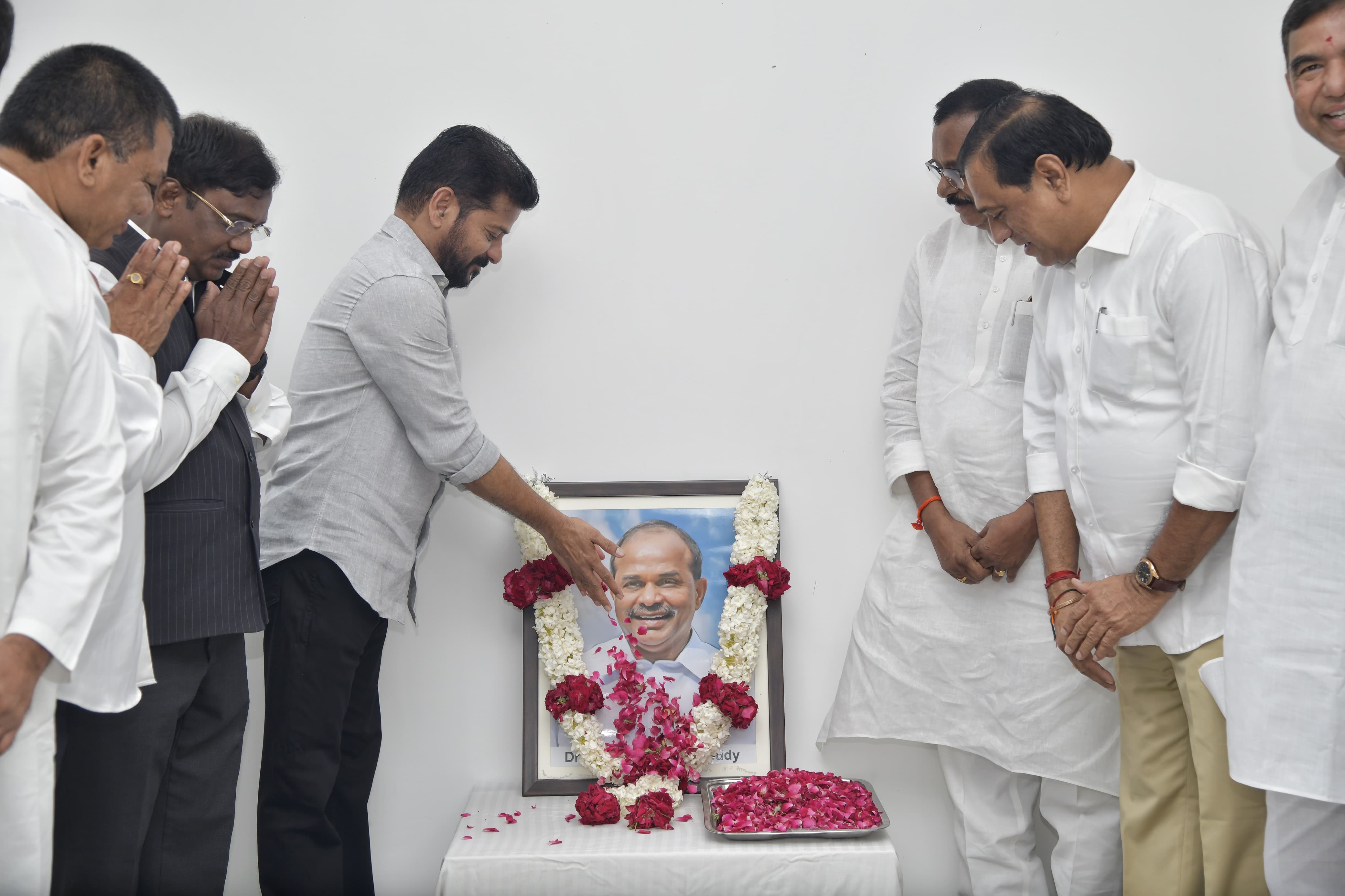 మాజీ సీఎం వైఎస్సార్‌కు సీఎం రేవంత్ రెడ్డి నివాళులు