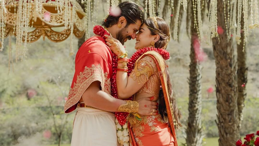 ట్రెండ్ బ్రేక్ చేసిన విరోష్ వెడ్డింగ్ స్టైల్