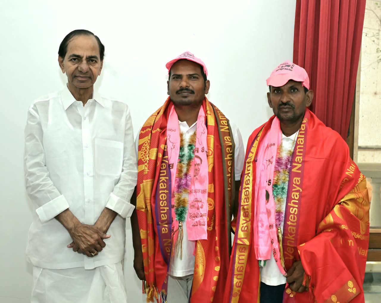 కేసీఆర్‌ కోసం 300 కి.మీ పాదయాత్ర.. ఎర్రవల్లికి చేరిన గిరిజన అభిమానులు