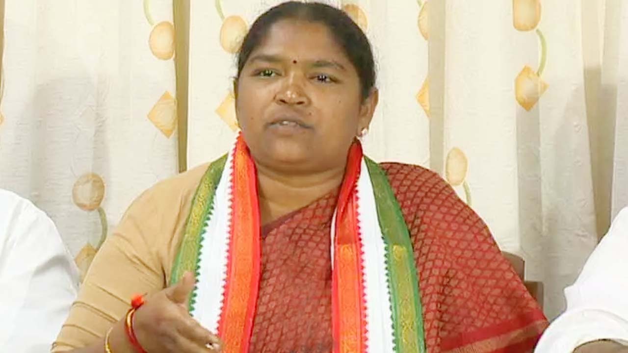 Seethakka Meets Women Police Injured in Assembly Clash