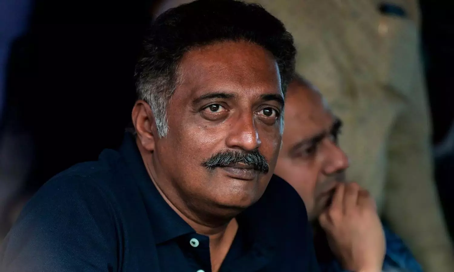 మంత్రి రాజీనామాపై ప్రకాశ్ రాజ్ ఘాటు స్పందన