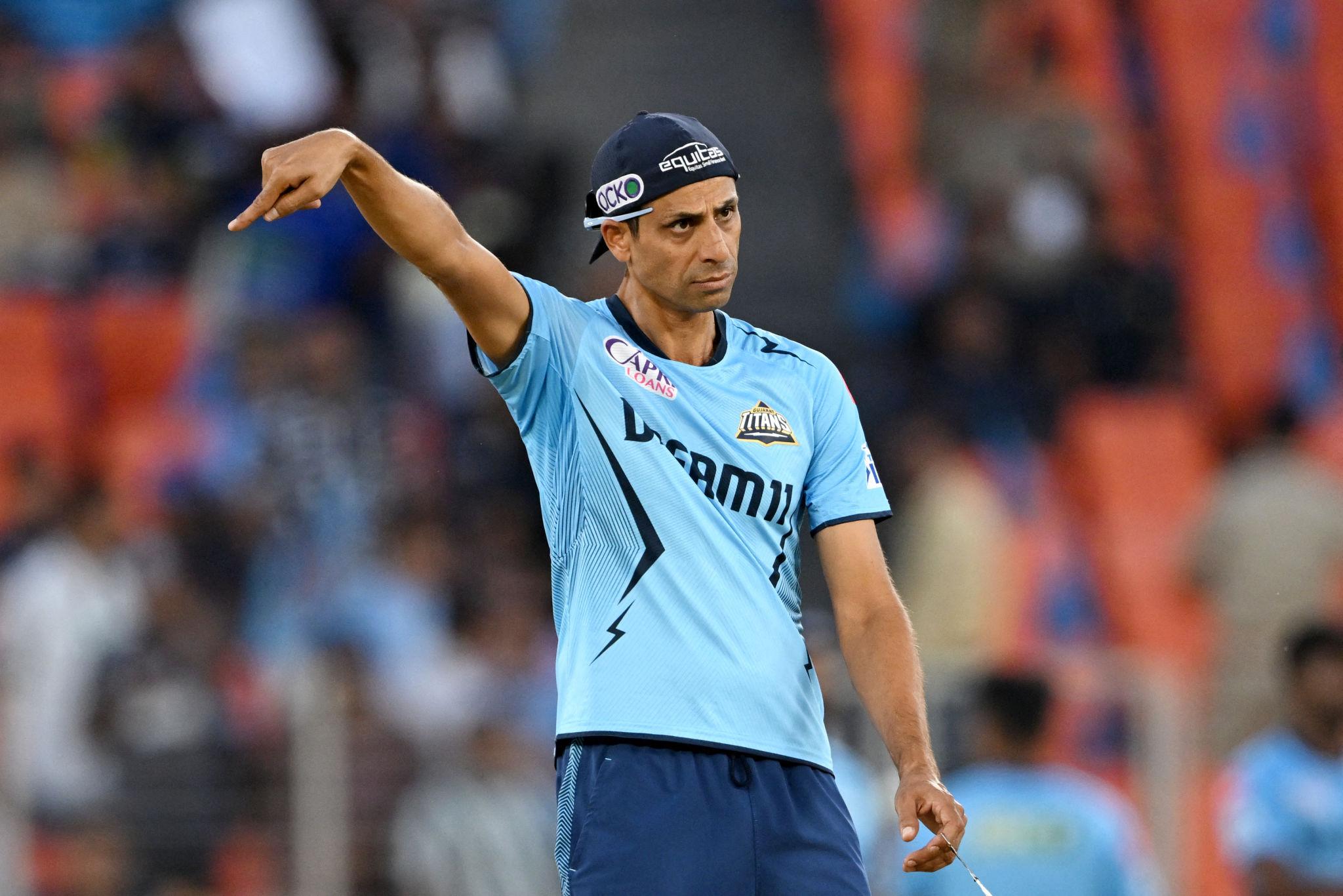 Ashish Nehra’s Nail-Cutting Moment Steals the Show During IPL Final