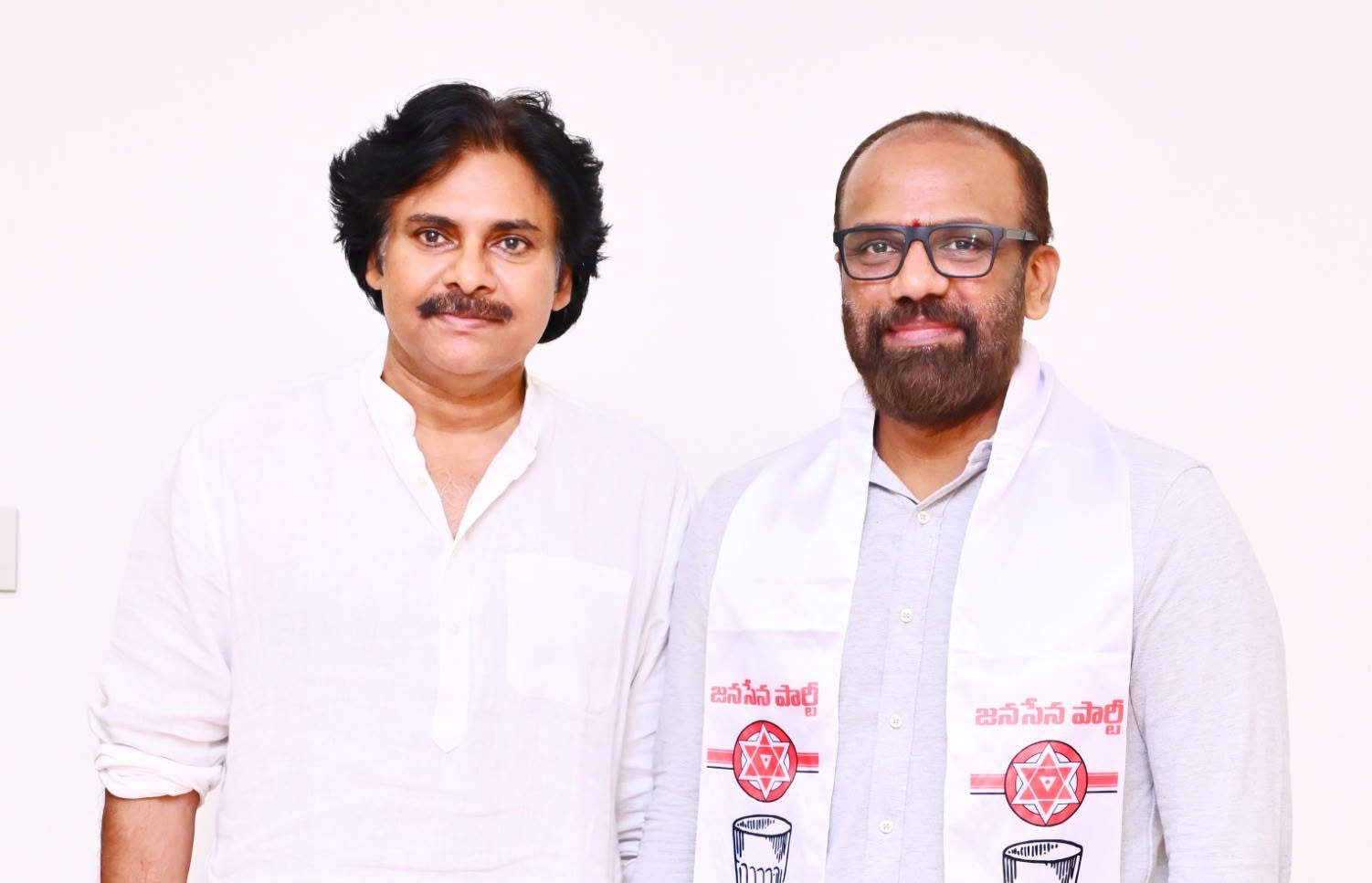 జనసేనలోకి వంగవీటి రాధాకృష్ణ...పవన్ ఆత్మీయ స్వాగతం 