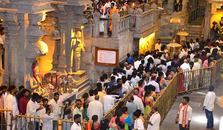 యాదాద్రిలో భక్తుల రద్దీ...స్వామివారి దర్శనానికి పోటెత్తిన భక్తజనం