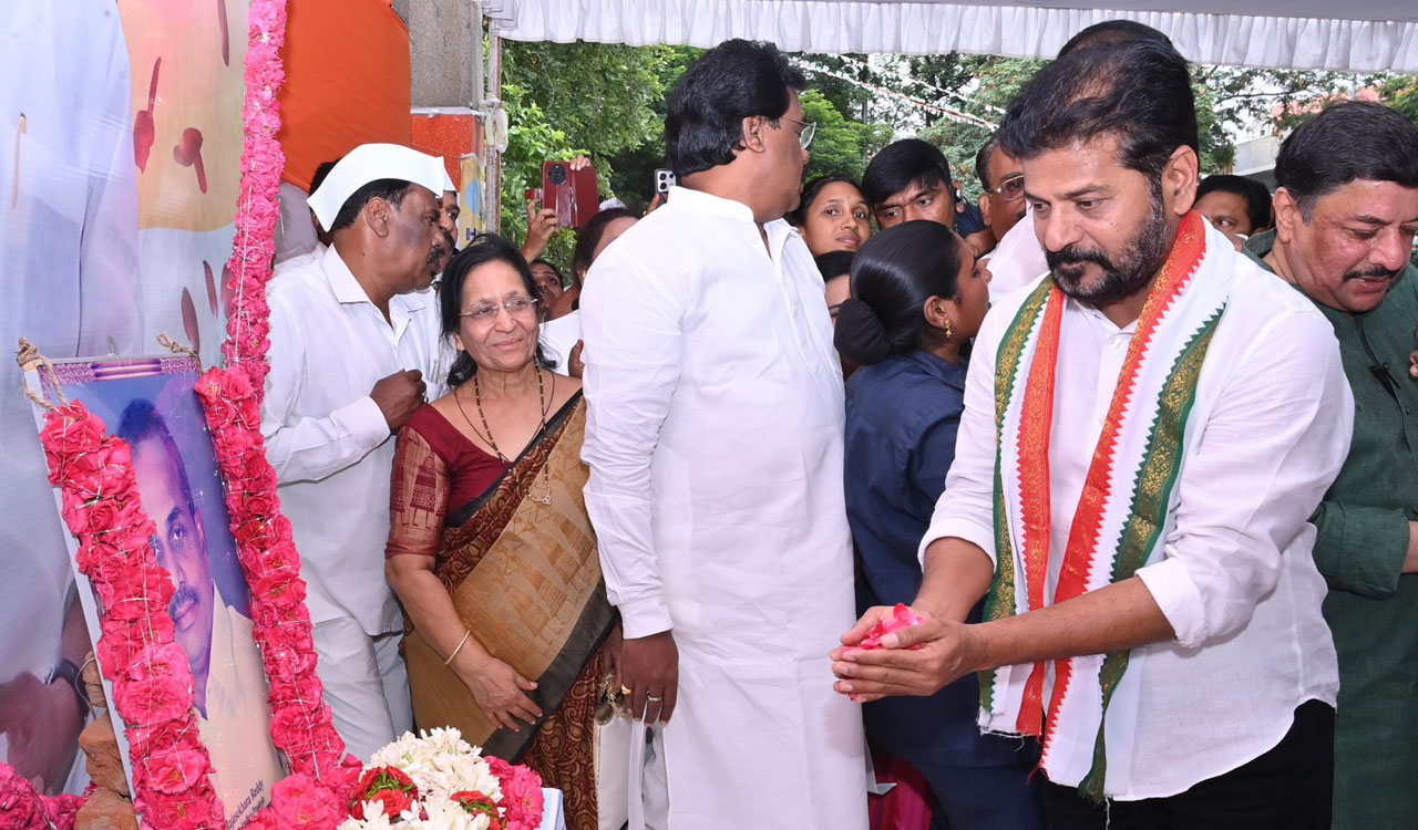 మాజీ సీఎం వైఎస్సార్కు సీఎం రేవంత్ రెడ్డి నివాళులు