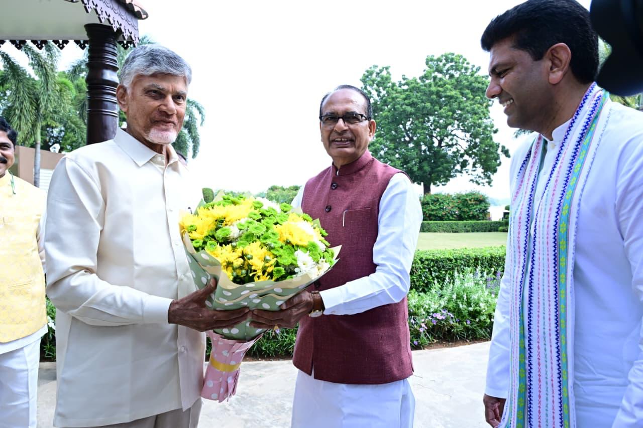 పేదలకు పక్కా ఇళ్ల నిర్మాణానికి శ్రీకారం.. బుర్రిపాలెంలో సీఎం చంద్రబాబు కీలక ప్రకటనలు