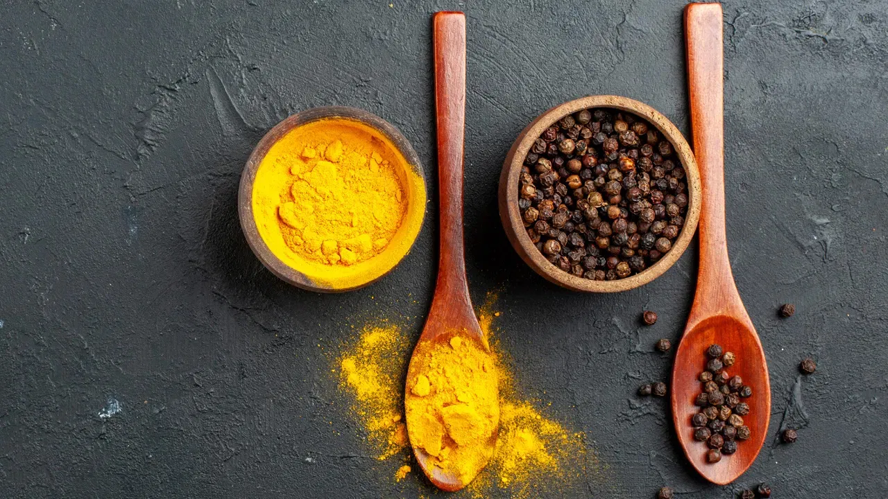 Doctors Recommend Turmeric and Black Pepper Water for Daily Health