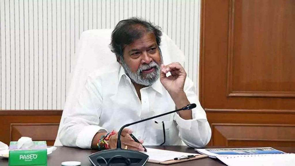 వర్షాకాల వ్యాధులపై హై అలర్ట్.. అధికారులకు మంత్రి దామోదర్ ఆదేశాలు