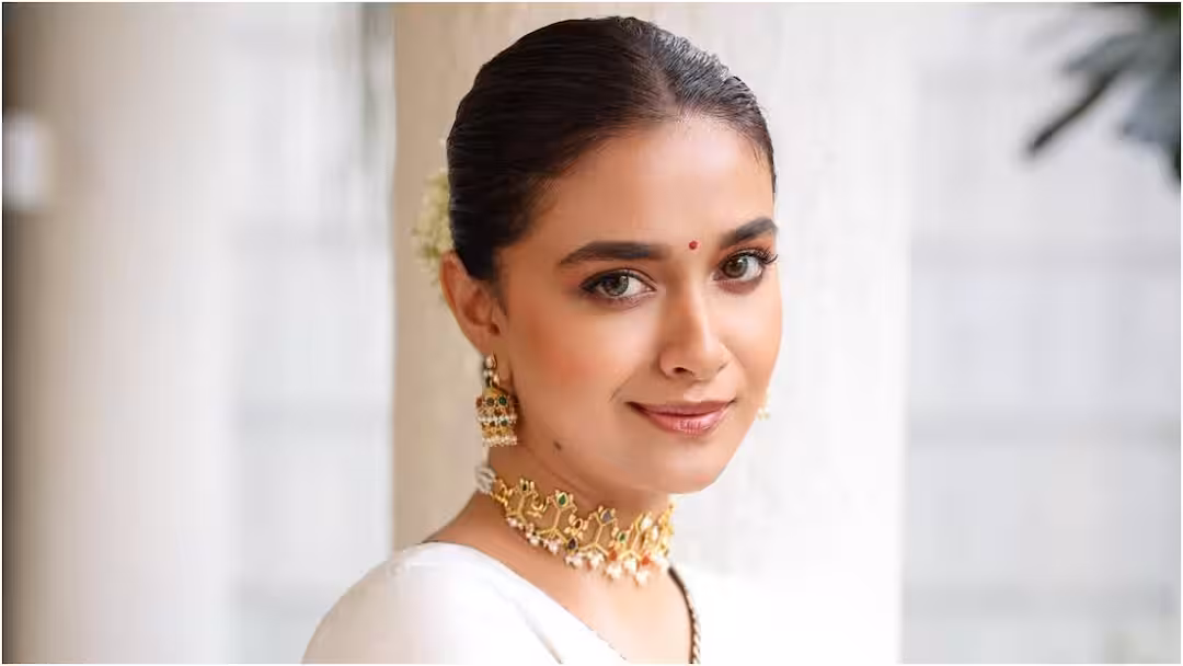 విమానంలో కీర్తి సురేశ్‌కు చేదు అనుభవం.. సెల్ఫీ కోసం పట్టుబడిన ప్రయాణికుడు