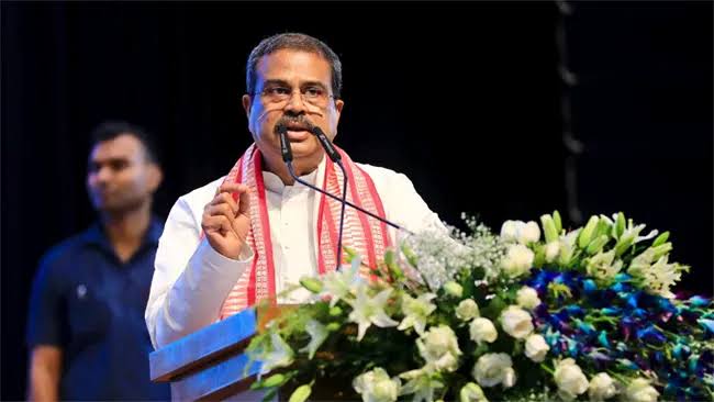 నిరసనకారుడి నుంచి విమర్శల కేంద్రంగా ధర్మేంద్ర ప్రధాన్ 