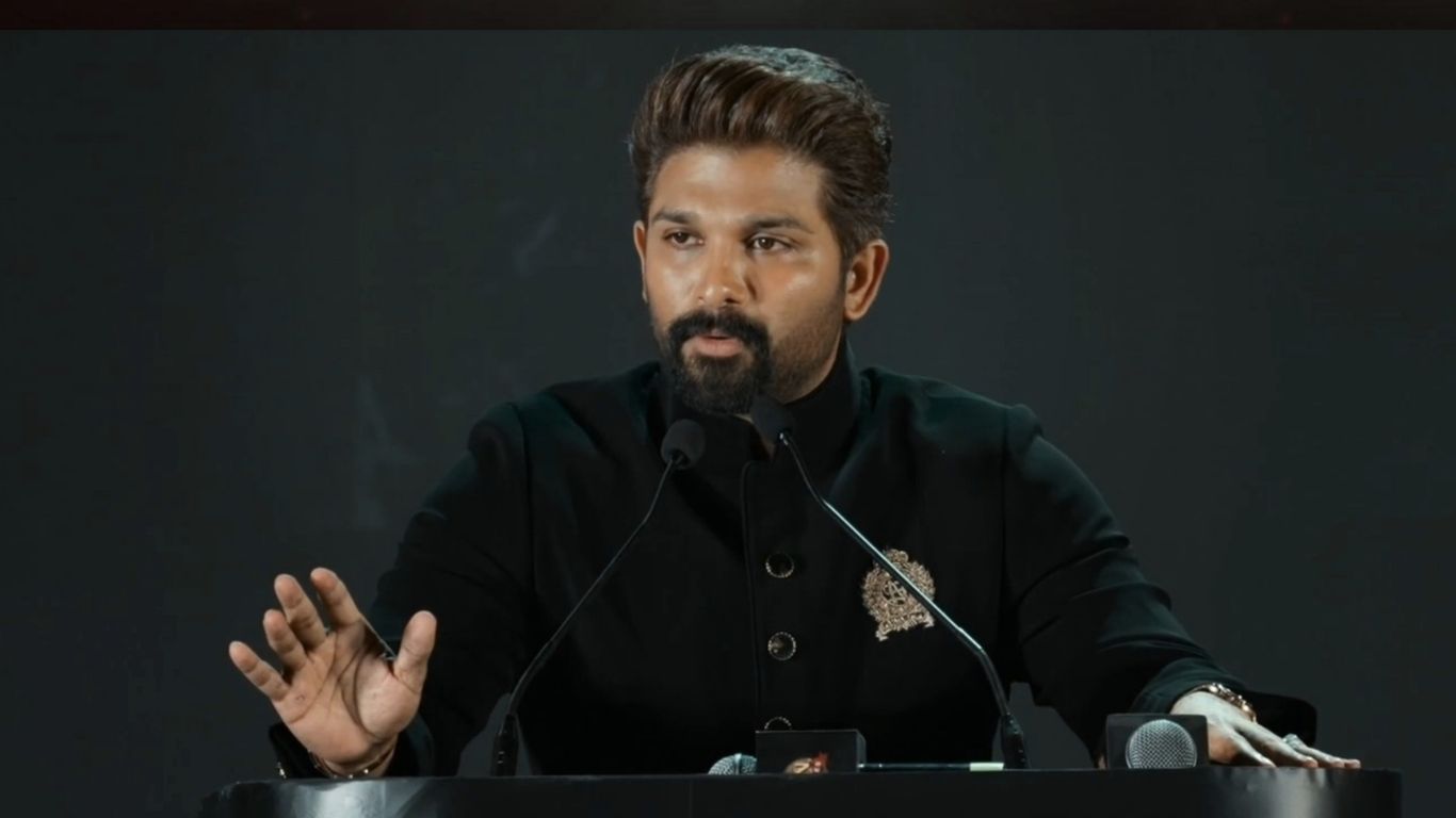 నెవ్వర్ బిఫోర్ అవతార్స్‌లో అల్లు అర్జున్.. ట్రిపుల్ రోల్, పోలీస్ పాత్రపై బజ్!