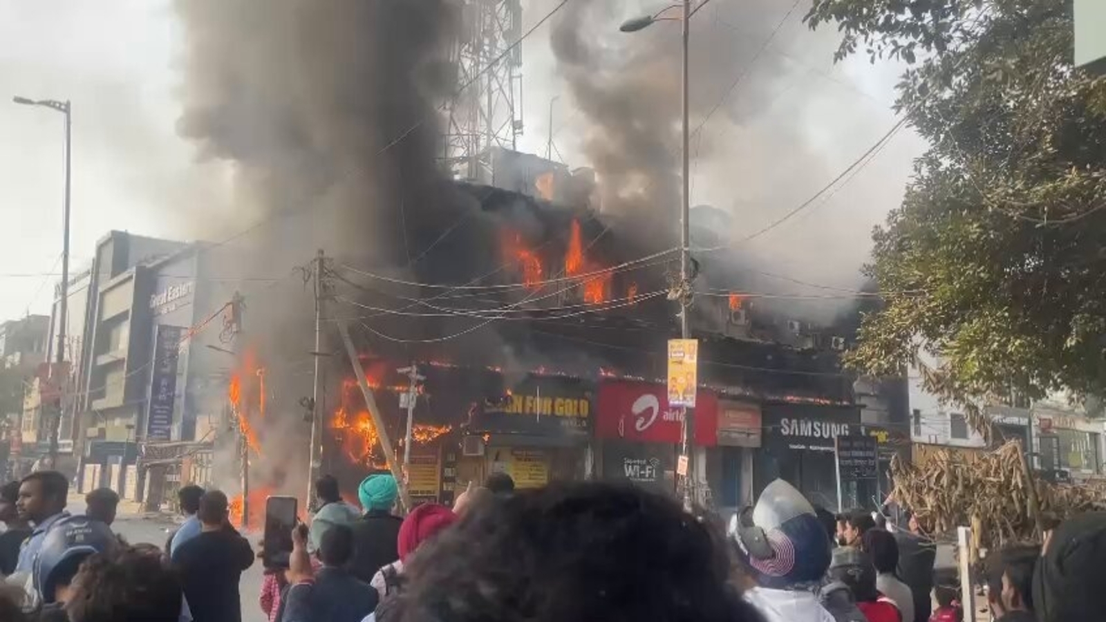 మాల్వియా నగర్‌లో విషాదం.. రెస్టారెంట్‌లో భారీ మంటలు