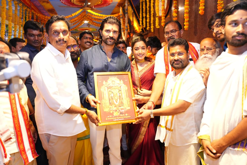 Vijay Deverakonda and Rashmika Mandanna Visit Kanaka Durga Temple