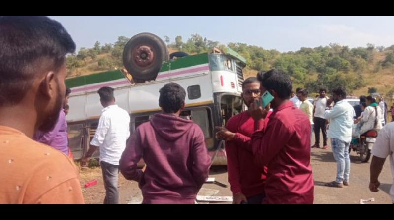 అనంతగిరి ఘాట్ రోడ్డులో బస్సు ప్రమాదం.. సహాయక చర్యలు చేపట్టిన పోలీసులు