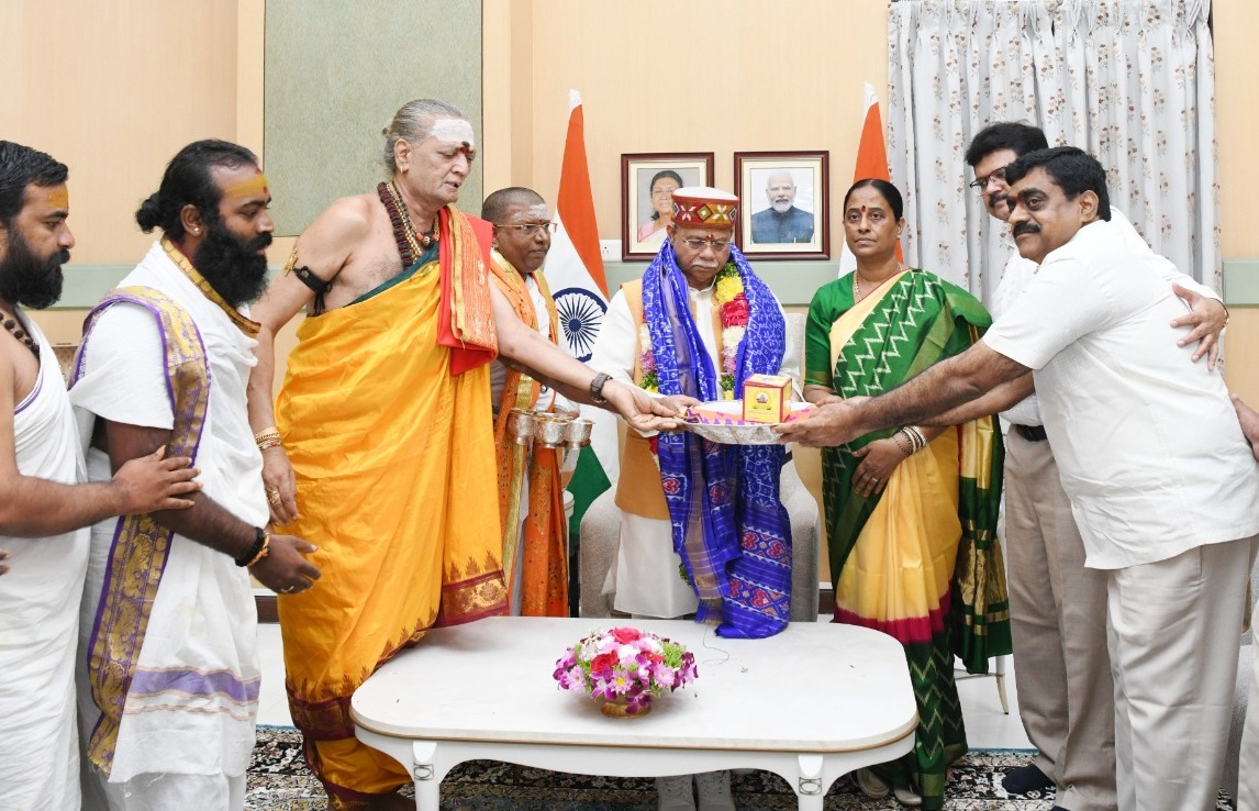 గవర్నర్‌ను ఆహ్వానించిన కొండా సురేఖ