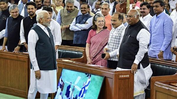 కాంగ్రెస్‌ను ఒంటరి చేసే వ్యూహమా?  బీజేపీ రాజకీయమేంటి?
