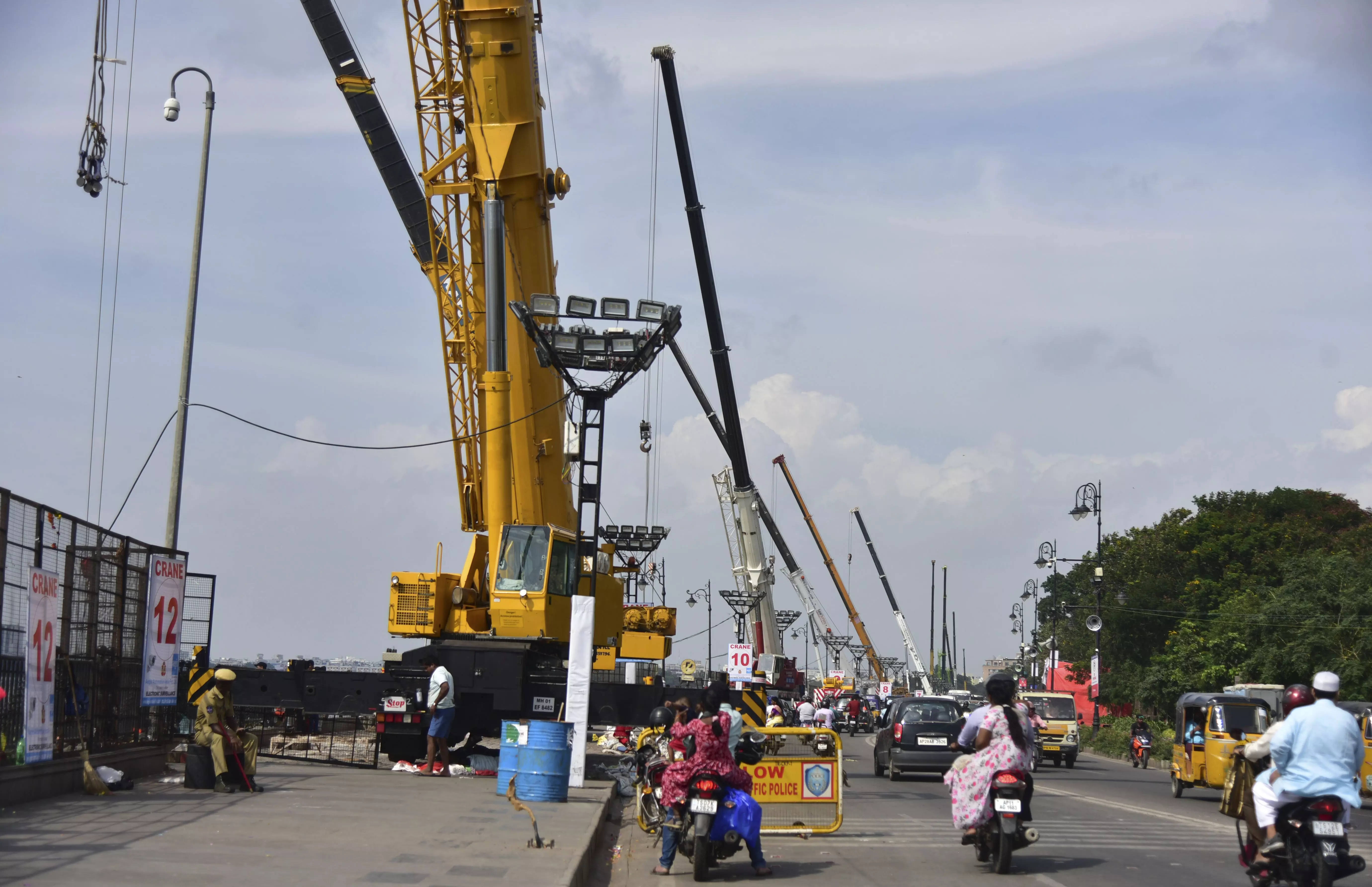 హైదరాబాద్: ట్యాంక్‌బండ్ మీదుగా వాహనాలకు అనుమతి