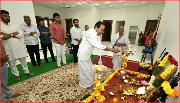 ఎర్రవెల్లి నివాసంలో కేసీఆర్ దసరా వేడుకలు.. వాహన, ఆయుధ పూజలు