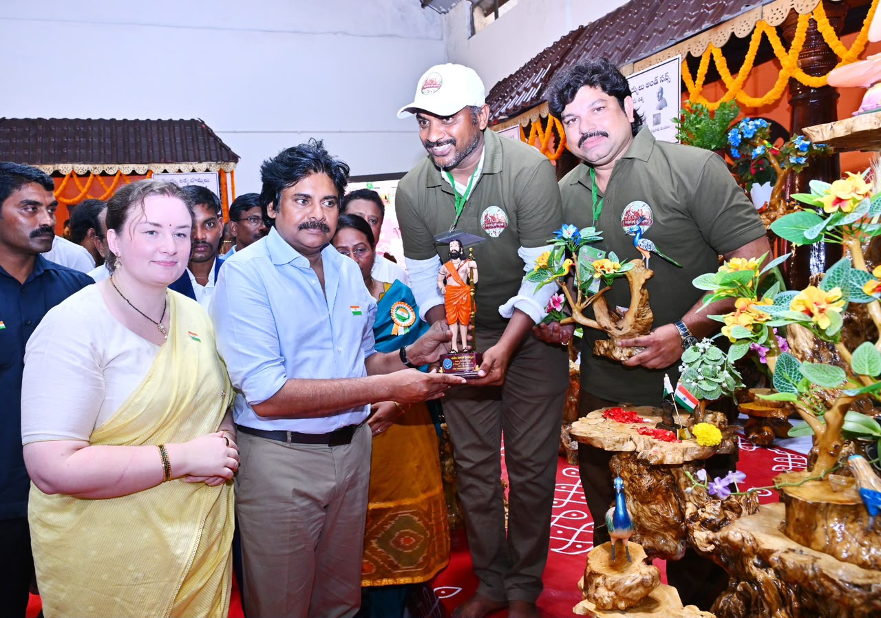 క్రాఫ్ట్ వుడ్ బ్యాంకులు ప్రారంభించిన డిప్యూటీ సీఎం పవన్ కళ్యాణ్