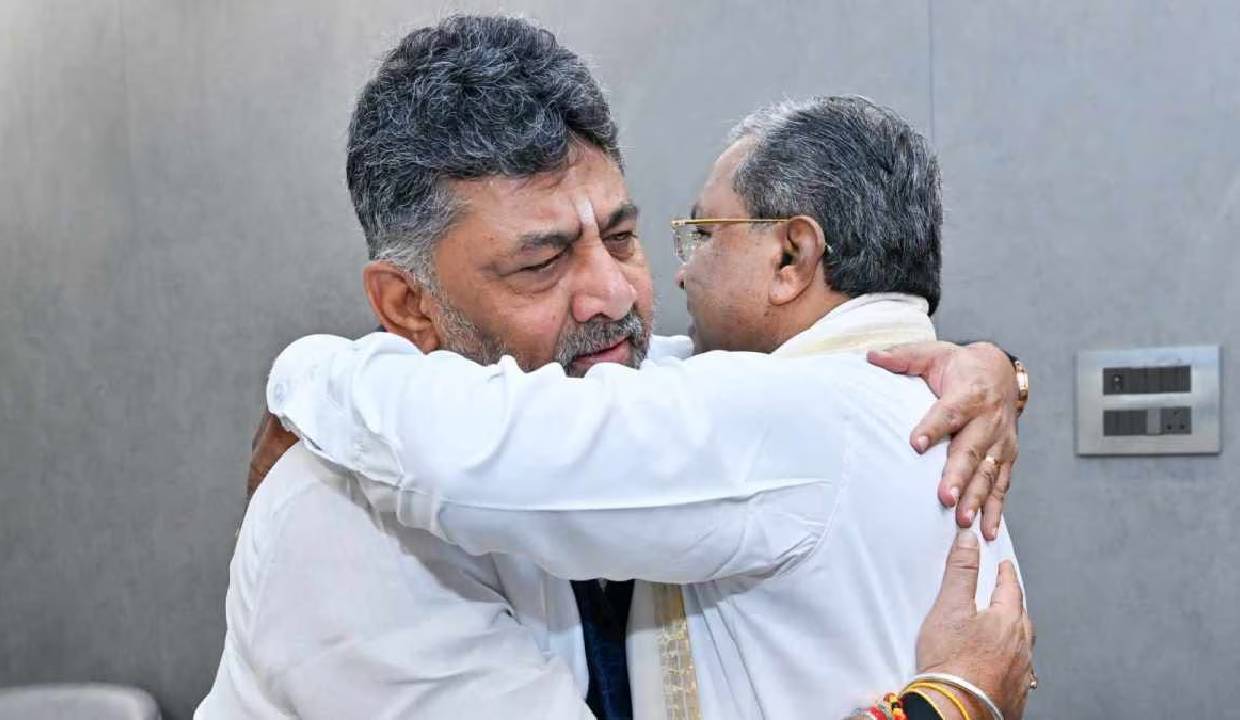 సీఎం పదవికి సిద్ధరామయ్య రాజీనామా