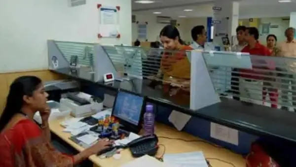 నాలుగు ప్రభుత్వ బ్యాంకుల్లో వాటా తగ్గించేందుకు కేంద్రం సిద్ధం
