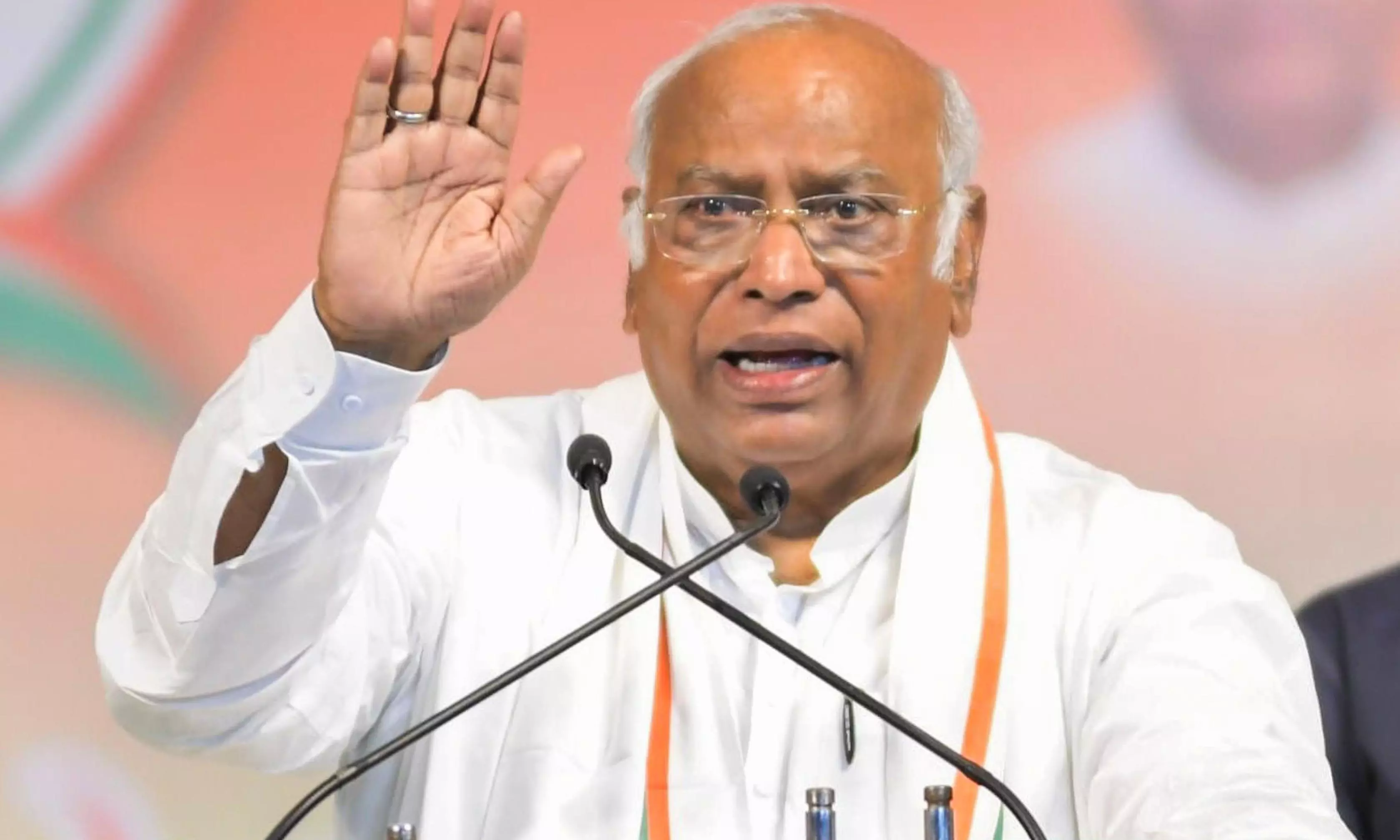 రాజ్యాంగ హక్కులు, ప్రజాస్వామ్య పరిరక్షణ కోసం పోరాటం కొనసాగిస్తాం: ఖర్గే
