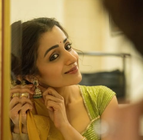 త్రిష చీర లుక్పై ఖుష్బు ప్రశంసలు