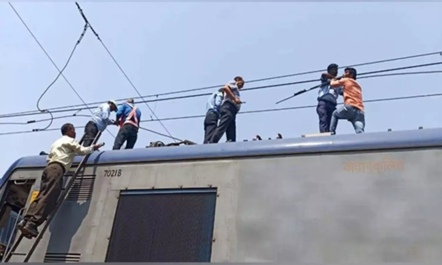 Train Services Halted After High-Tension Wire Snaps Near Dakshineswar
