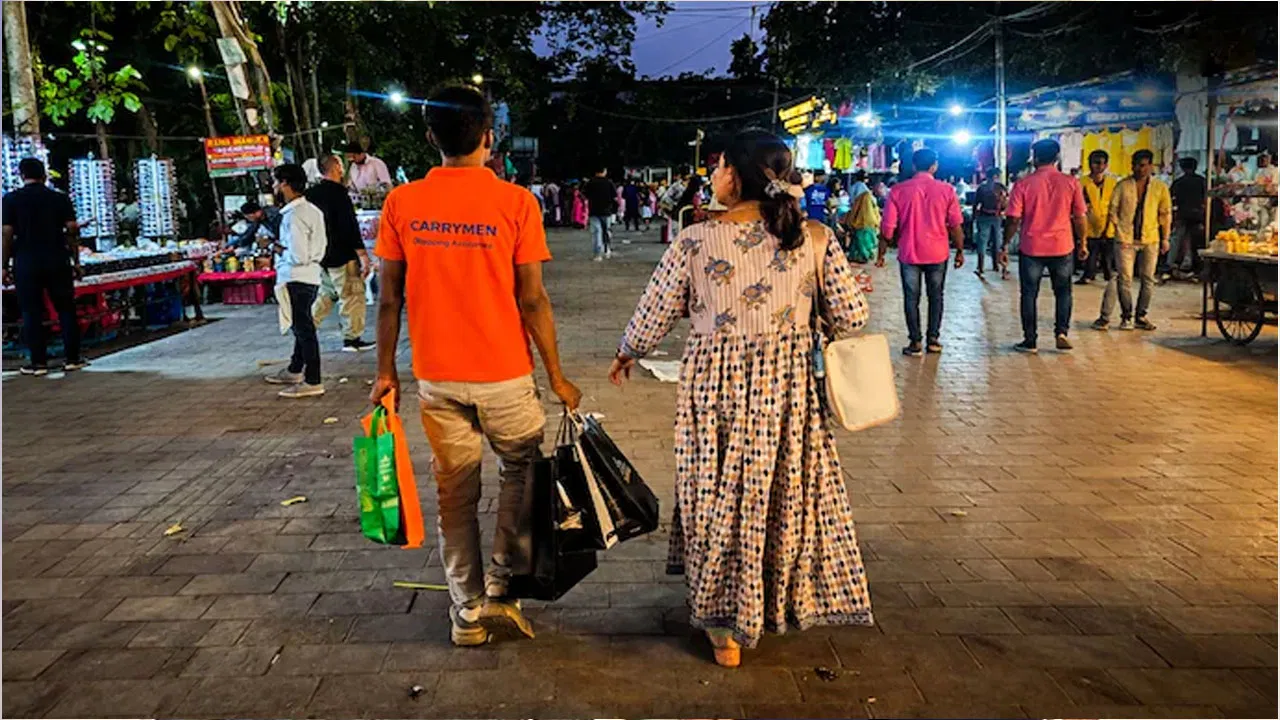 Delhi Startup ‘CarryMen’ Sparks Debate With Personal Shopping Assistance Service