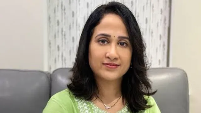 శంషాబాద్ ఎయిర్పోర్టులో యూట్యూబర్ నందనను అదుపులోకి తీసుకున్న పోలీసులు