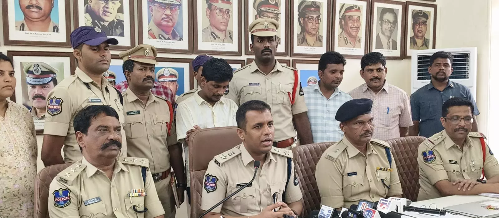 హైదరాబాద్ హనీ ట్రాప్ కేసులో కీలక విషయాలు