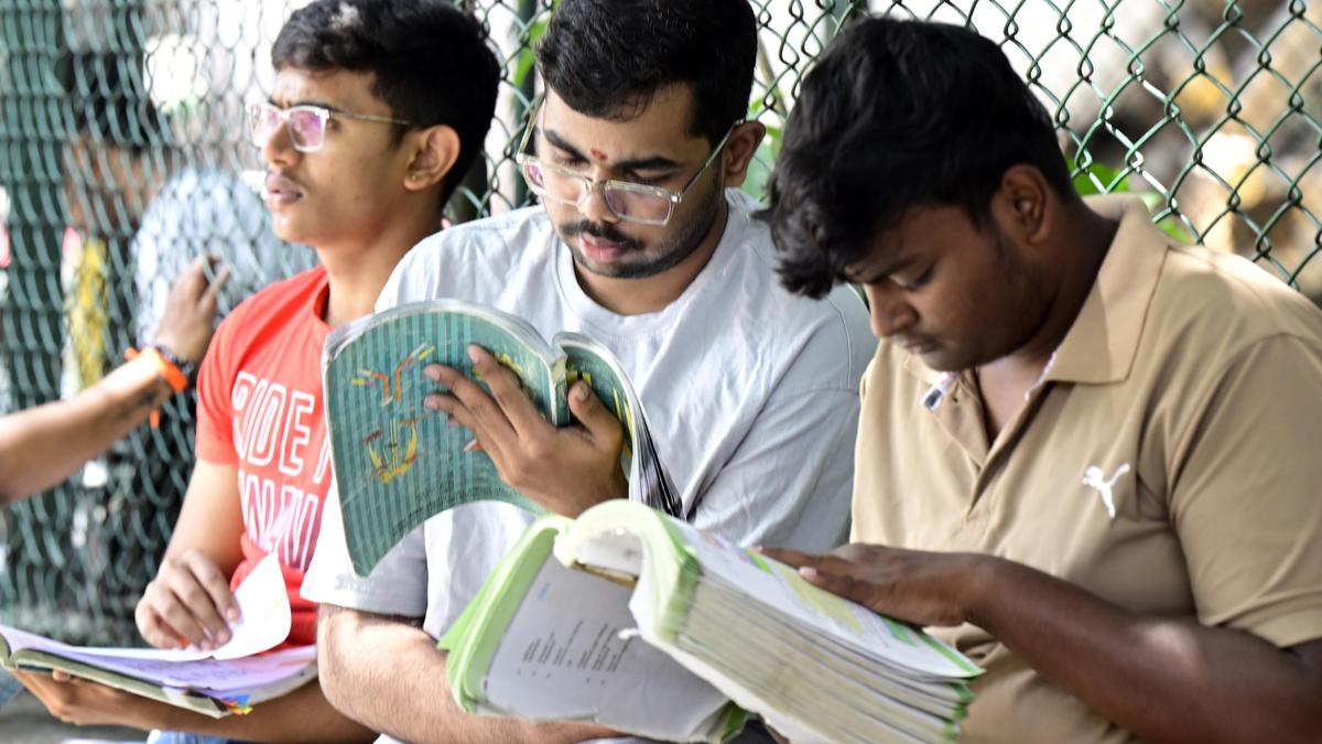 ప్రశ్నాపత్రం లీక్ అనుమానంతో మహారాష్ట్ర టెట్ వాయిదా