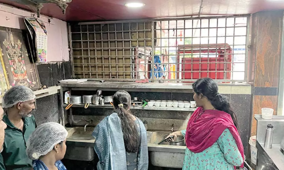 వరుస ఘటనలతో బిర్యానీ ప్రియుల్లో భయం