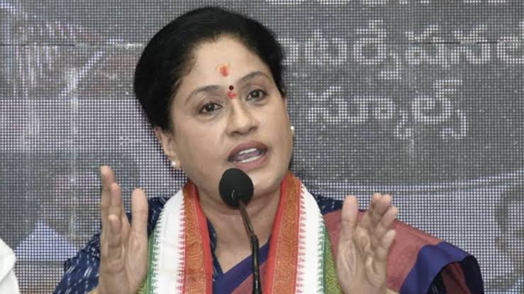 పోలీస్ అధికారులపై కాంగ్రెస్ ఎమ్మెల్సీ విజయశాంతి ఆగ్రహం