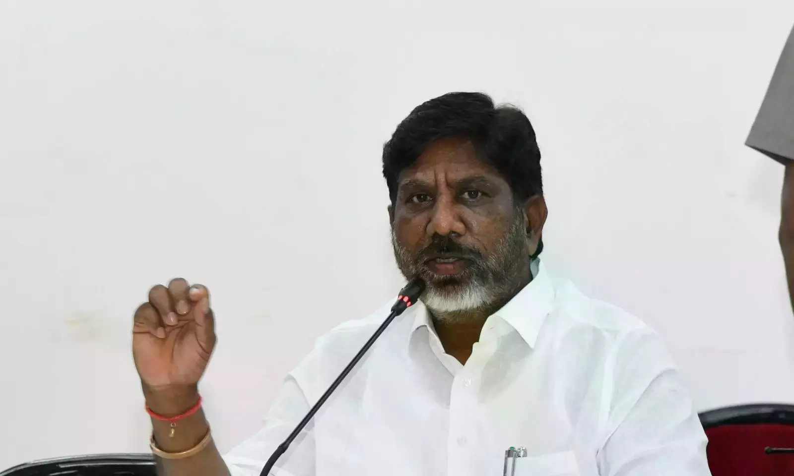 చిన్న కాంట్రాక్టర్లకు ప్రభుత్వం అండ – భట్టి హామీ
