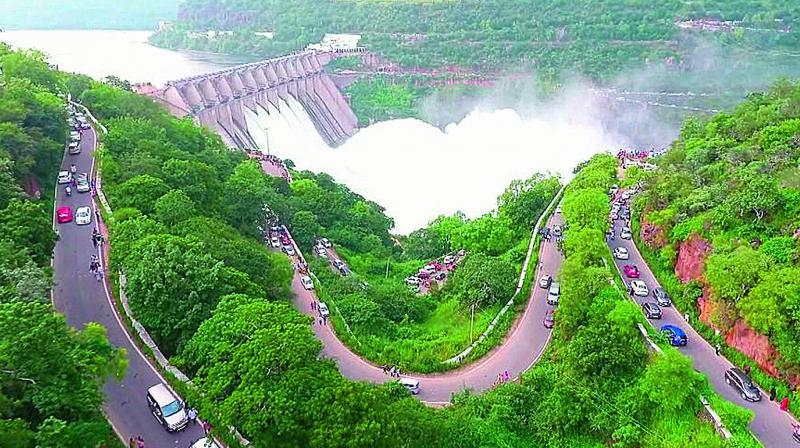 శ్రీశైలం జలాశయం వద్ద భారీ ట్రాఫిక్ జామ్..