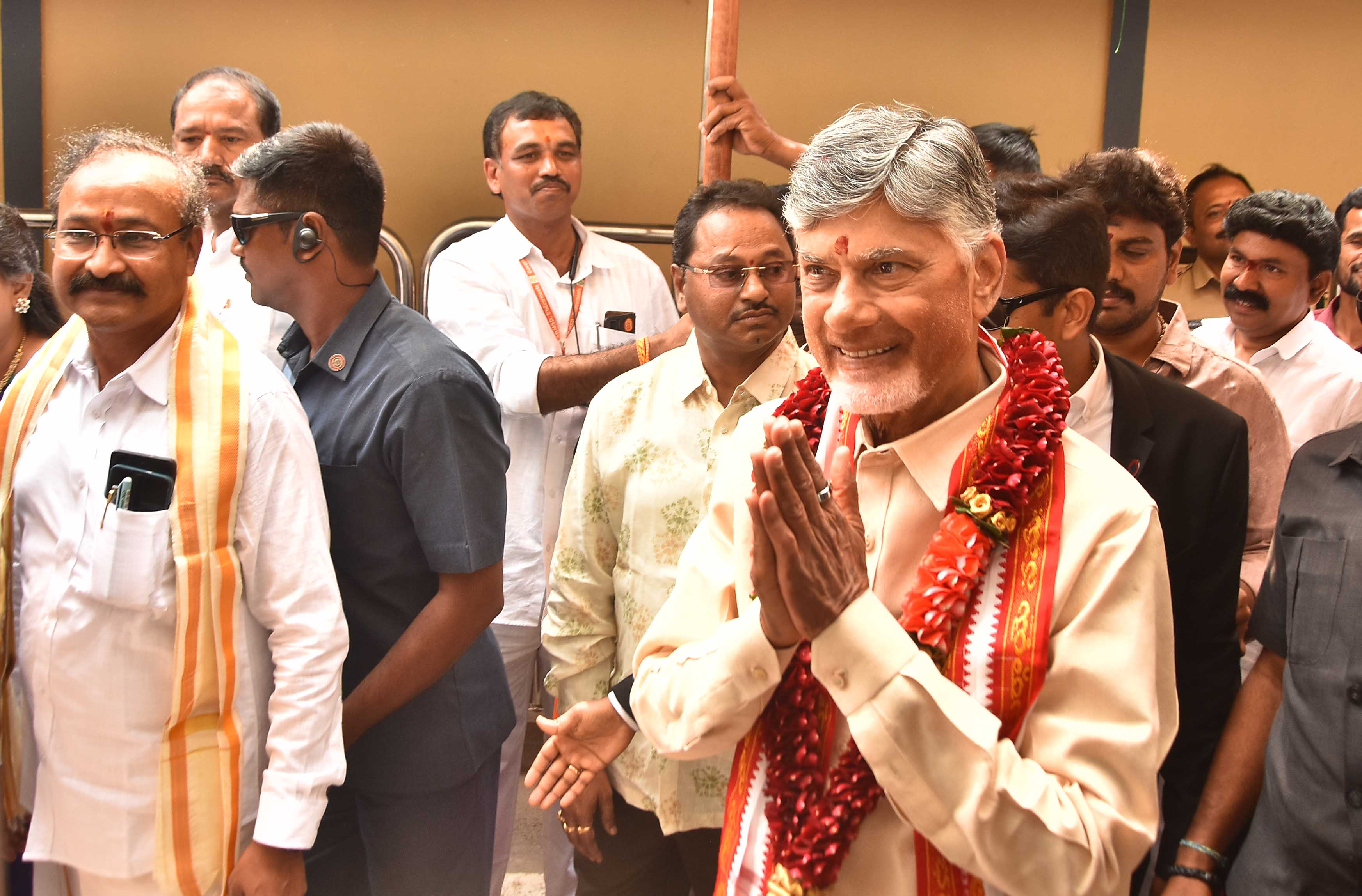 ఇంద్రకీలాద్రి దసరా ఉత్సవాల్లో సామాన్య భక్తులకే ప్రాధాన్యం: సీఎం చంద్రబాబు