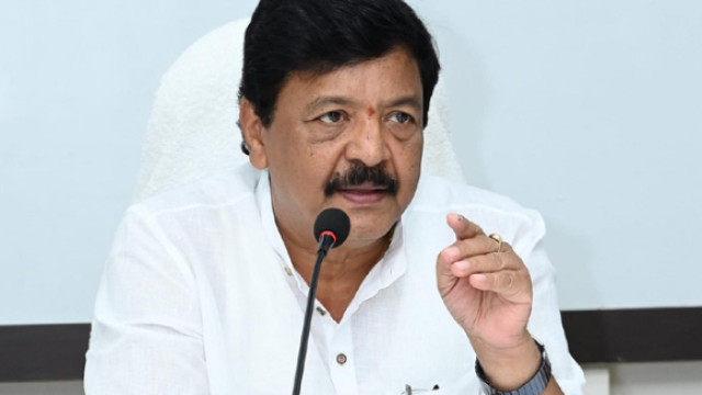 నటుడు ప్రకాష్‌రాజ్‌ ట్వీట్‌పై ఏపీ మంత్రి దుర్గేష్‌ ఆగ్రహం