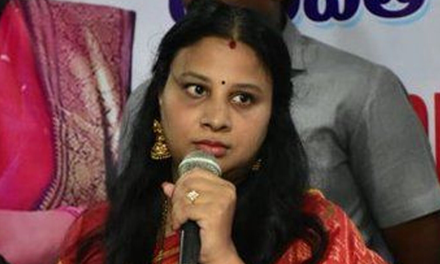 కొండా సుస్మిత వ్యవహారంపై ఏఐసీసీ ఇంఛార్జి మీనాక్షి నటరాజన్ ఆరా