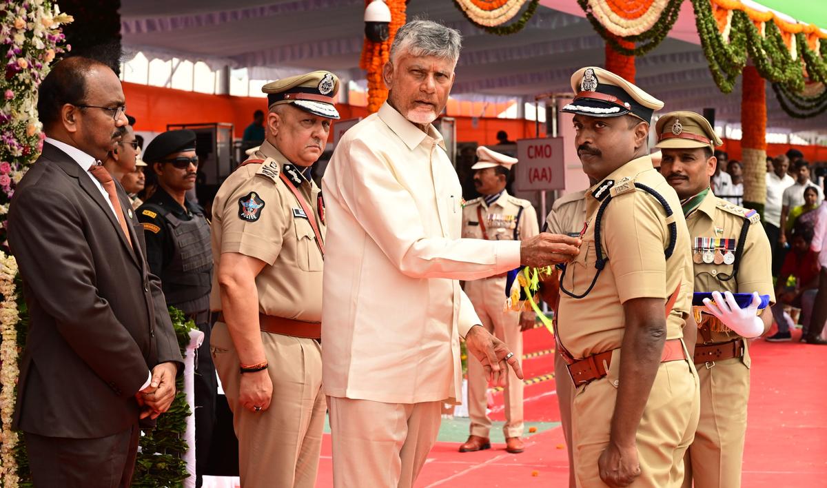 AP Police Should Lead in Technology - Chandrababu
