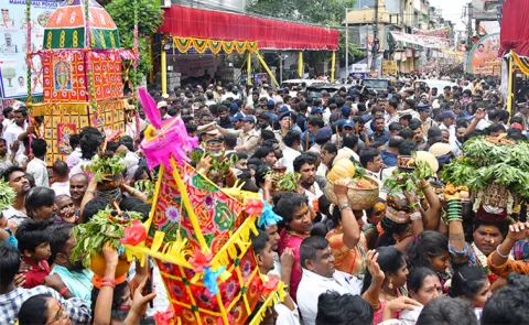 బోనాల సందడితో కళకళలాడుతున్న లాల్‌దర్వాజా