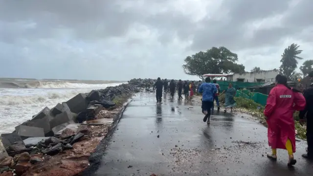 కాకినాడ ఉప్పాడ వద్ద ఉగ్రరూపం దాల్చిన సముద్రం..