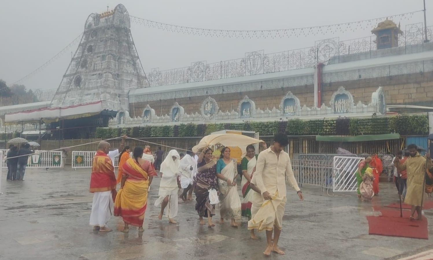 తిరుమలలో భారీ వర్షం.. భక్తులకు తీవ్ర ఇబ్బందులు