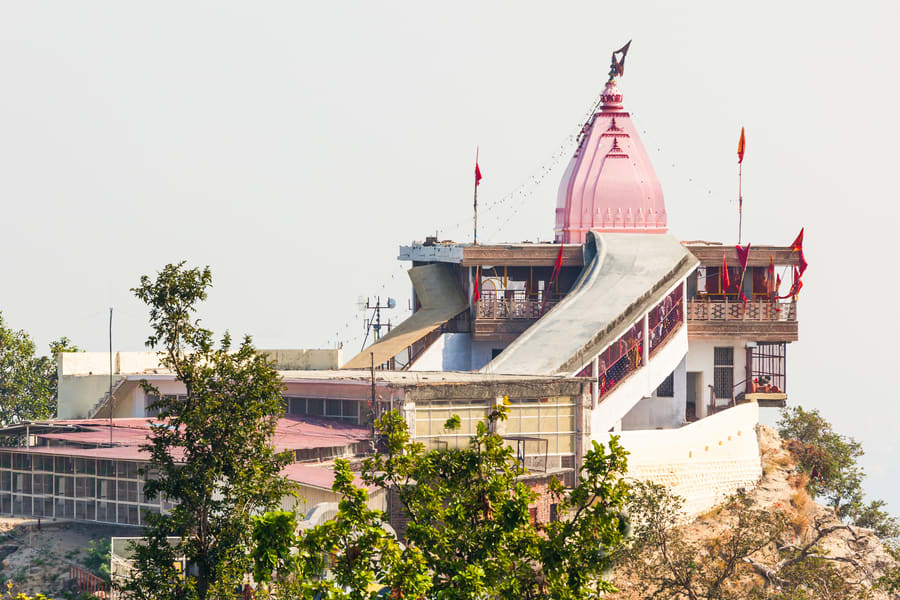 Mansa Devi Temple Introduces Pocketless Kurtas for Priests