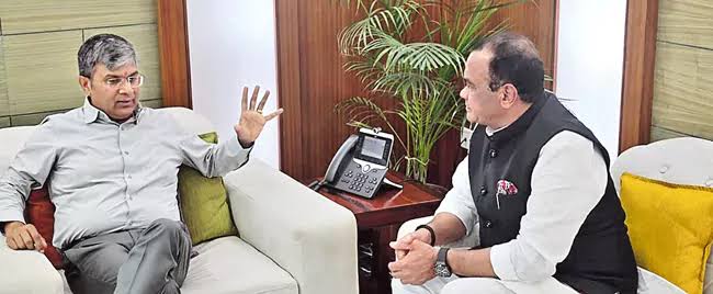 హైవే విస్తరణపై ఎన్‌హెచ్‌ఏఐ ఛైర్మన్‌తో మంత్రి కోమటిరెడ్డి భేటీ