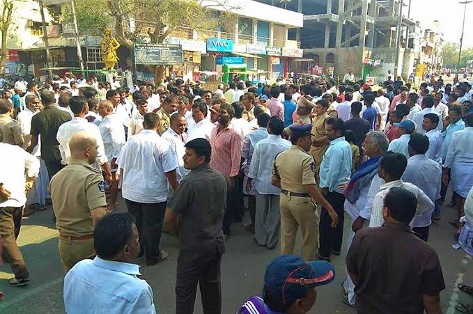పులివెందులలో ఘర్షణతో కాల్పుల కలకలం