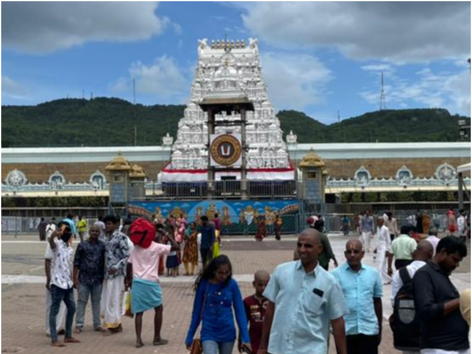 దర్శన టికెట్ల పేరుతో భక్తులను మోసం చేసిన దళారి