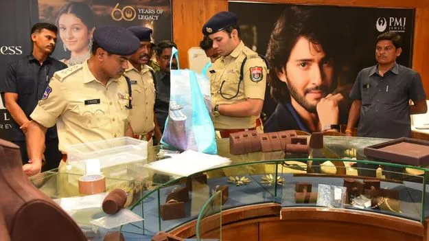 కరీంనగర్ జ్యువెలరీ దోపిడీ కేసులో భారీ మలుపా? ముగ్గురు నిందితుల అరెస్ట్