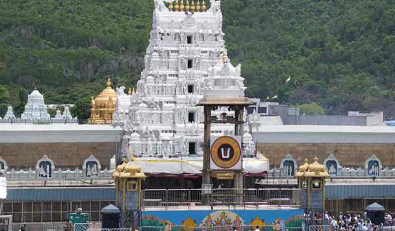 తిరుమలలో మరోసారి రీల్స్ కలకలం.. భక్తుల తీరుపై నెటిజన్ల ప్రశ్నలు